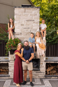 What to wear for family photos in Carmel Indiana example of flattering dress for mom